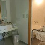 車椅子対応客室内洗面台と浴室
