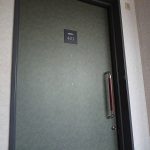 リモコンで自動開閉する部屋入口のドア