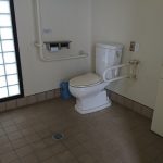 駐車場内車椅子対応トイレ